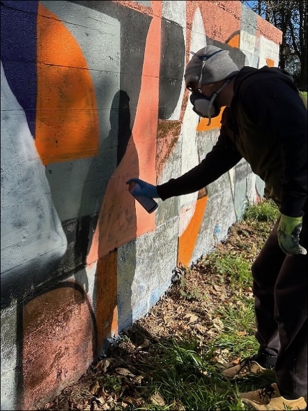 Artist Brad Waters creating a live abstract painting